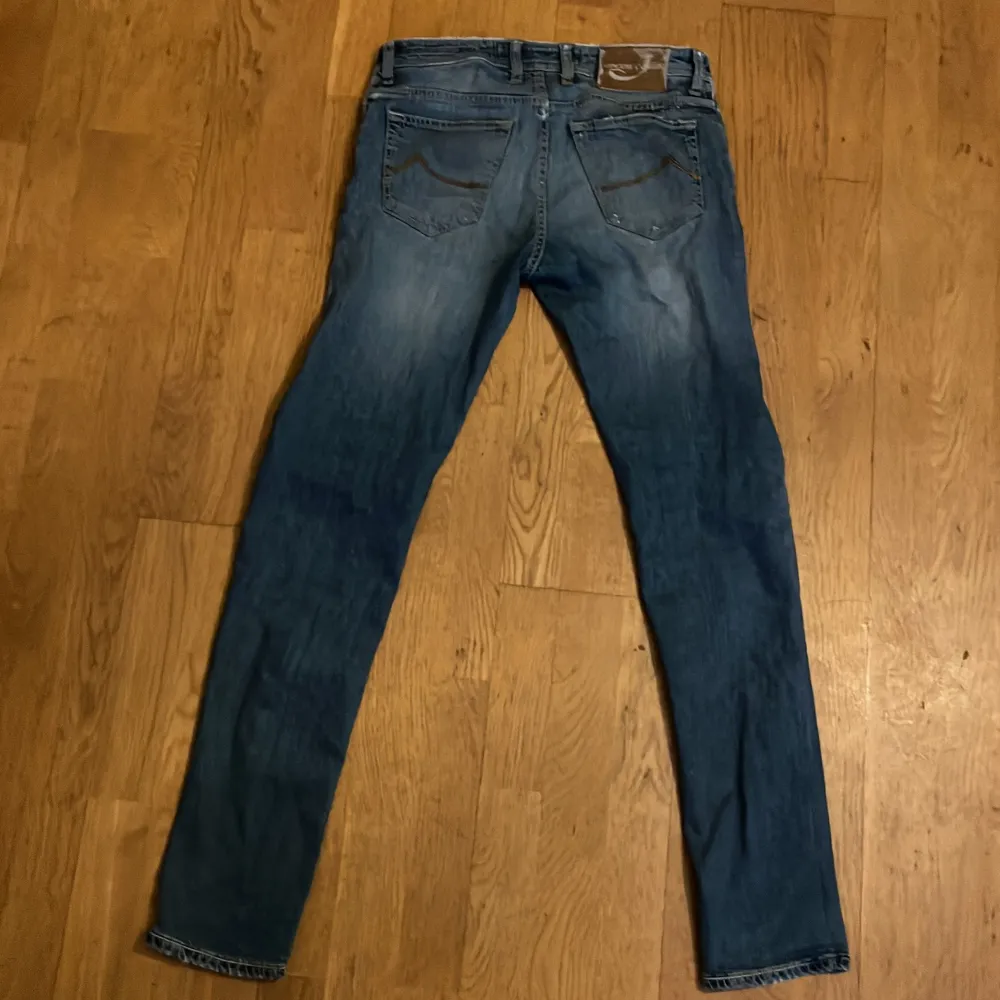 Snygga Jacob Cohen jeans (model 622)) som är i helt okej skick 7/10. Slitningarna är gjorda själv med symaskin o gör dem riktigt snygga. . Jeans & Byxor.