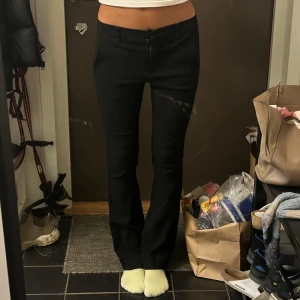 Lågmidjade kostymbyxor  - Lågmidjade kostymbyxor storlek 38 men sitter som en 36