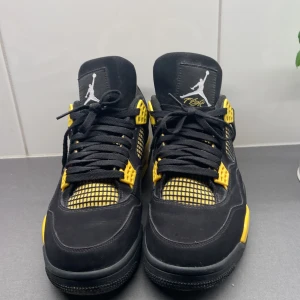 Jordan 4 - Säljer mina Jordan 4 då dem ej använts längre. Väldigt bra skick och knappt använda vet ej om äkta. Passar 43-44. Kan frakta och mötas upp.pris ej hugget i sten