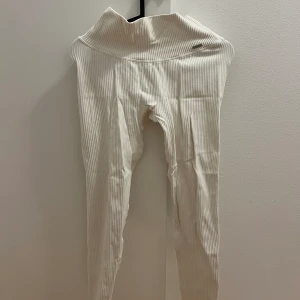 Aimn tights - Vita aimin tights i nytt skick. Sitter super bekvämt och fint på kroppen