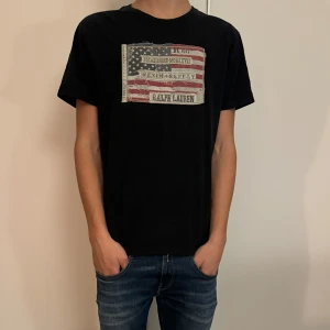 Rahlp lauren t-shirt - Rahlp lauren t-shirt/ denim and supply! Skick:7/10 Storlek:M Nypris: 900kr  Mitt pris: 249kr Hör av er vid frågor! //rexresell🙌🏼😀