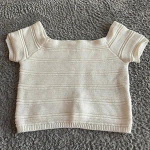 Vit stickad topp  - Vit stickad topp från Bershka, jättefin utan några som helst slitningar. Endast använd en gång. Toppen är i storlek M, men passar mig som vanligtvis har S. Fråga gärna om fler bilder🥰🥰🥰