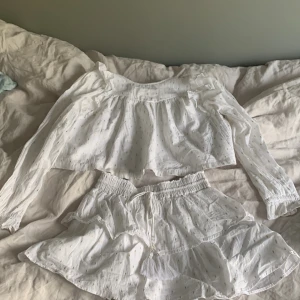 Kjol och blus från Gina  - Kjol och blus från Gina köp båda för 100 eller en för 50!! Är i mycket bra skick!  har små Guld detaljer på sig!