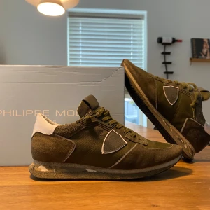 Philippe model skor - Säljer dessa feta philippe model skorna. Nypris: 3200 Mitt pris: 1999 Skick: 9,5/10 Som nya  Storlek: 43-44. Box Ingår! Hör av dig vid frågor och funderingar!