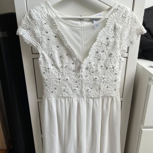 Klänning - Vit klänning använd 1 gång