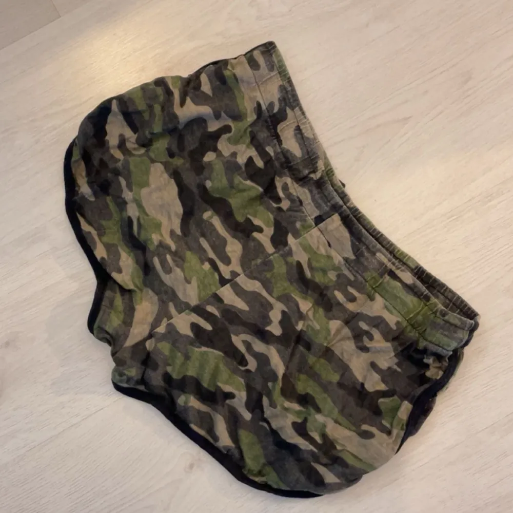 Camouflage shorts. Säljer för att de aldrig har kommit till användning . Shorts.