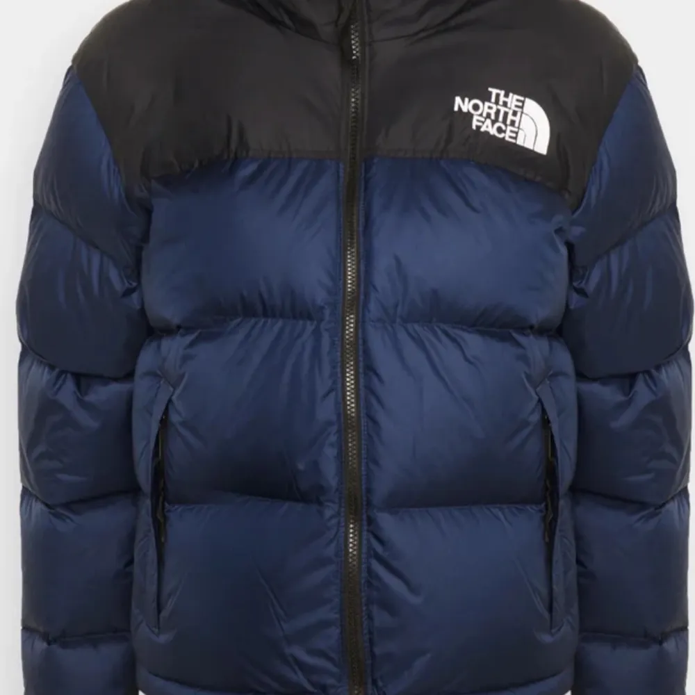 En dunjacka från The North Face! Endast använd ett fåtal gånger. Perfekt nu när det börjar bli kallt ute då det är en snygg jacka som både håller värme och har bra förvaring. Jackan är i dammodell men passar lika bra till herr! . Jackor.