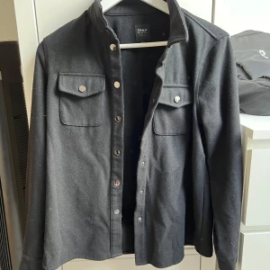 Svart jacka  - Använd fåtal gånger