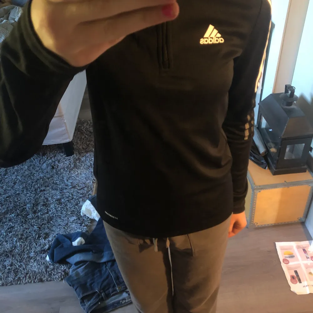 Svart Adidas tröja i storlek XS. Har haft den typ 5 gånger. Säljer den för jag inte använder den. Skön och luftig, men varm på vintern. Perfekt om man ska träna eller springa ute. 🖤⚡️😍🫶🏻🙏🏼. Sportswear.