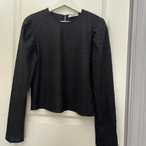 Svart blus  - Fin svart blus från nakd i fint skick utan defekter 🫶🏼