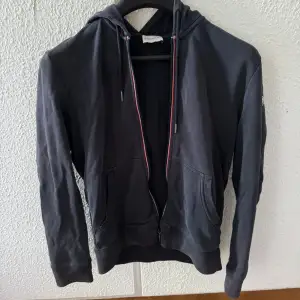 Säljer nu min riktigt schyssta Moncler Zip! Nypris 3800kr Mitt pris 1899 Flaw på nedre delen av dragkedjan, enkel fick hos en skräddare för 100kr Dm för frågor! Självklart äkta!