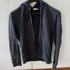 Moncler Zip hoodie - Säljer nu min riktigt schyssta Moncler Zip! Nypris 3800kr Mitt pris 1899 Flaw på nedre delen av dragkedjan, o ärmen enkel fick hos en skräddare för 100kr eller så Dm för frågor! Självklart äkta!
