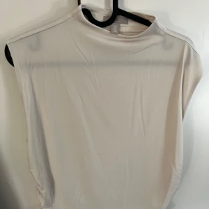 Topp - Säljer en jättefin topp från Hm i storlek L