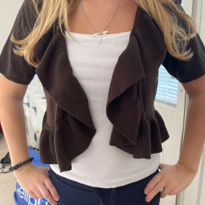 Brun volangbolero - Köpt second hand! Superbra skick🍁🍂