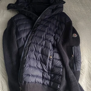 Moncler cardigan  - Snygg cardigan med luva 