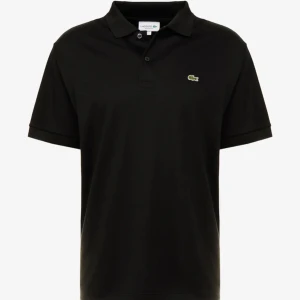 Svart lacoste piké  - Svart lacoste piké något använd storlek L. Pris kan diskuteras vid snabb affär!