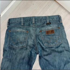 Low waist bootcut jeans wrangler - Säljer mina assnygga💕 wrengler jeans 💫då dem är för små för mig då jag råkat köpa fel storlek, köptes här på plick! 🥰Strlk W26🫶😻