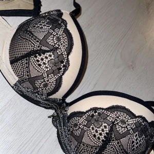 Snygg push-up bh  - Mycket push up i den bh-n, säljer för att den inte används. Snygg och helt oanvänd. Storlek B70