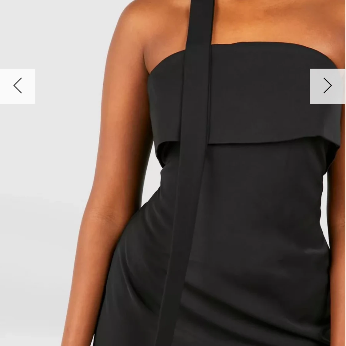 Svart axelbandslös klänning - 90