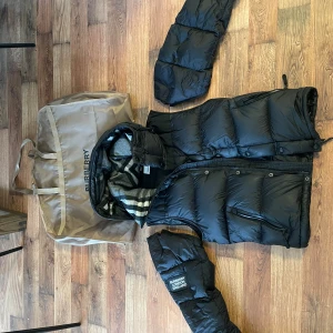 Burberry jacka  - Jacka och väst. Storlek XS (passar S). Nypris 11k. Cond 7.5/10, dragkedjan på ena fickan kan lagas för ca 150kr hos en skräddare.  Köpt från Burberrys hemsida, orderbekräftelse finns!!! INGA SKAMBUD! FRAKTAS ELLER MÖTS ENBART I NORRKÖPING 