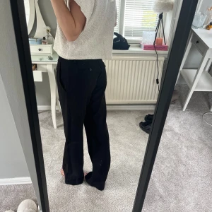 Ahloba kostymbyxor - Säljer mina ahloba kostymbyxor pga får ingen användning för dem. De är uppsydda och passar mig som är 170 jätte bra. Även uppsydda i midjan, har vanligtvisa xs/s i byxor o passar mig jätte bra