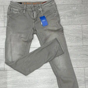 Rock Revival Jeans - Säljer dessa Rock Revival jeans, är köpta på sellpy ( köpta för 800 ) men aldrig använda!! Inget tecken på slitage eller användning. Prislapp sitter kvar!! Dem är väldigt strechiga🥰