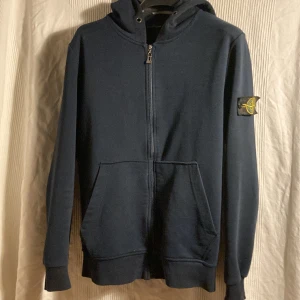 Stone Island Zip-hoodie - Marin blå Stone Island ziphoodie i riktigt fint skick. Storlek M men passar mig som har S. Saknas tyvärr äkthets bevis, skriv vid fler frågor 🤝