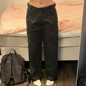 Dickies double knee loose fit  - Säljer ett par svarta Dickies double knee loose fit byxor! Jag är cirka 172, säljes då jag inte använder dem. Hund finns i hemmet!