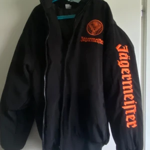 Jägermeister Jacka - Jäger jacka perfekt för vinter, tjock och varm. Andvänd 1 gång. 10/10 skick  Nypris 1200kr. 
