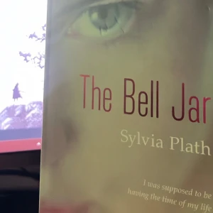 the bell jar - Små repor på omslaget men helt oläst och oskadade sidor.