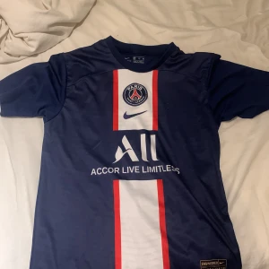 Paris fotbolls tröja - Den är i bra skick och inte sönder ngn stans. Tröjan är inte official 