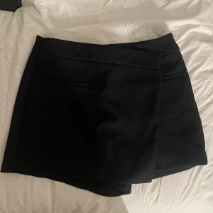 Skjol med med shorts  - En fin svart kjol med shorts under från Zara, i fint skick och i stor sätt helt ny