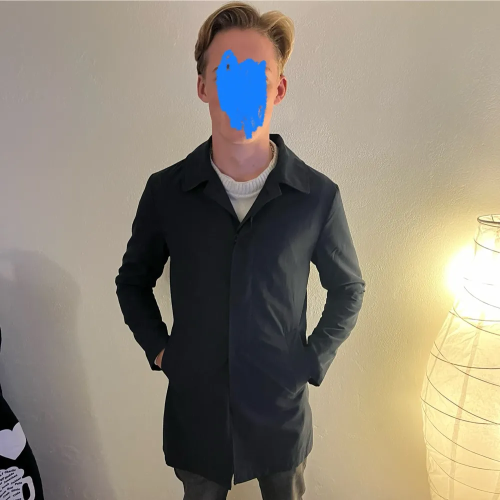 Hej! Säljer nu denna rock/kappa från märket smog. Den är marinblå i storlek XS men passar allt upp till storlek M och har en utmärkt passform. Modellen är 183cm och väger 70kg. Pris kan diskuteras! Hör av er vid frågor och funderingar!. Jackor.