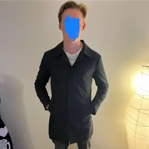 Hej! Säljer nu denna rock/kappa från märket smog. Den är marinblå i storlek XS men passar allt upp till storlek M och har en utmärkt passform. Modellen är 183cm och väger 70kg. Pris kan diskuteras! Hör av er vid frågor och funderingar!