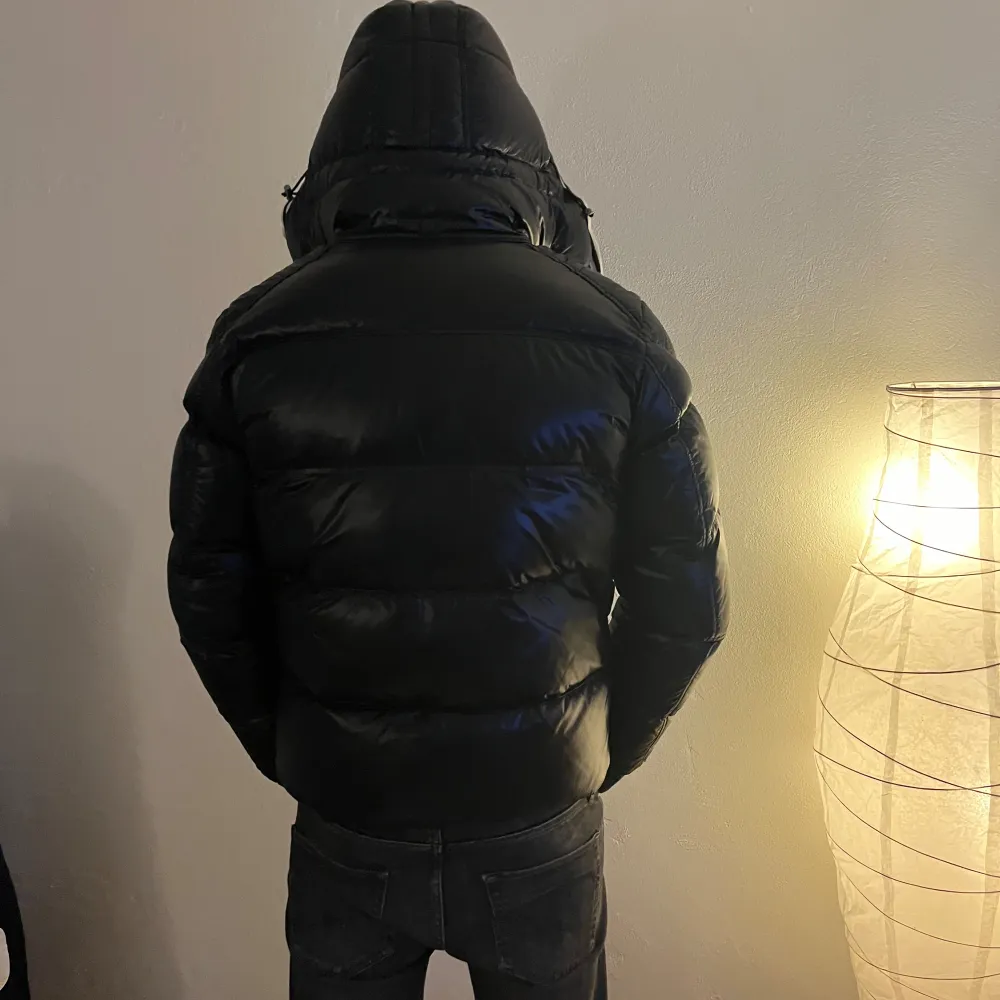 Hej!  Säljer denna Moncler jacka i storlek M av modellen Branson som har vit insida. Jackan är köpt för två år sedan i Paris och är knappast använd. Modellen är 183cm och väger 70kg Pris går att diskutera, hör av er vid frågor och funderingar!. Jackor.