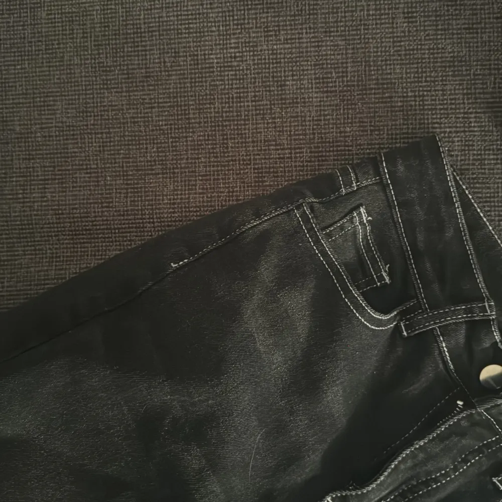 Gråsvarta jeans med detaljer bak.. Jeans & Byxor.