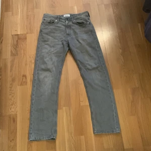 JACK&JONES JEANS INTELLIGENCE  - Skick riktigt bra använde dem ett par gånger men inte så mycket. Skick 10/10 finns inga slitningar eller hål.  RELAXED/CHRIS.  Slim fit  Storlek 27/30  Köpt för 600
