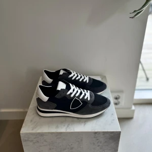 Philippe model skor - Philippe model trainers | Skick 10/10 (HELT NYA) | EU 42 ( passar 42-43 ) | Box, dustbag och extra snören medföljer! | Pris: 2699kr | Hör av dig vid minsta fråga eller fundering! 