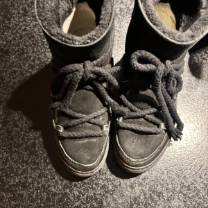 Inuikiis  - Säljer mina inuikiis de är i bra skick fåtals gånger använda💕 nypris 2500kr 