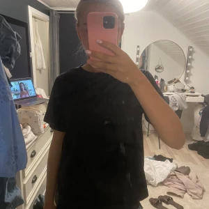 Svart t-shirt från H&M - Säljer en klassisk svart t-shirt från H&M i storlek S. Den är perfekt för vardagsbruk och har en normal passform med korta ärmar. Enkelt och stilrent plagg som passar till allt!☺️ Den är ganska gammal men inget fel på den😇🥰