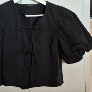 Knytblus - Knytblus från Gina Tricot. Sparsamt använd