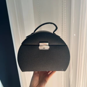 Smyckesskrin - Ingen användning, fick som present därav okänt märke🩷