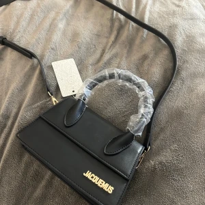 Jacquemus väska - Super fin väska som helt oanvänd med plast och lappen kvar! Säljs för 350kr💕