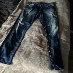Replay blue jeans - Riktigt feta jeans från replay.  Storlek W31 L32 Modellen på bilden är 176 men byxorna är lite för långa