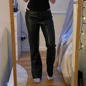 Flared läderbyxor - Svarta läderbyxor i PU, lågmidjade i flared modell! Skitsnygga men har inte kommit till användning hos mig. Så i nyskick 🥰