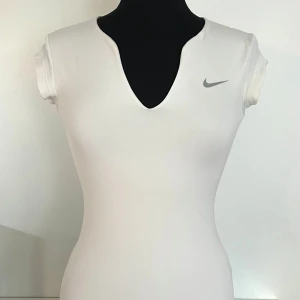 NIKE T-SHIRT - Nike-tee med skitsnygg urringning😍🤍 I superbra skick, storlek XS men passar även S🤗