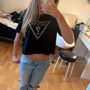 Jättt fin Guess t shirt i bra skick några diamanter har trillat av men inget extremt. Det sår att den är i storlek L men passar mig som oftast bör storlek xs eller s och är 160cm lång 