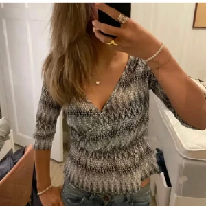 Missoni topp - Säljer mina slutsålda och populära missoni topp från bikbok, passar xs-s💕💕