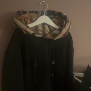 Burberry Hoodie - Burberry Hoodie Fint skick finns täcken på användning se bild 3 endast det ja kan påpeka! Storlek Medium men skulle även passa på en S Väldigt bra pris utifrån vad dem kostar nya.