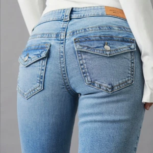 Y2k jeans  - JÄTTE snygga low waist jeans ifrån Gina<3 Använt sparsamt och inga defekter alls😇 Slutsåld på hemsidan  (skriv för mer bilder)